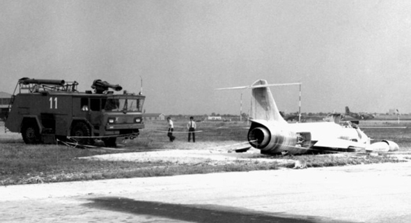 מטוס F104 ששרד נחיתת חירום, מכוסה קצף לכיבוי שריפות