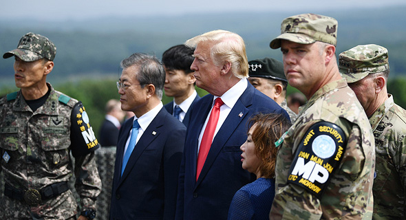 נשיא ארה"ב דונלד טראמפ עם נשיא דרום קוריאה מון ג'יאה-אין וחיילים באזור המפורז