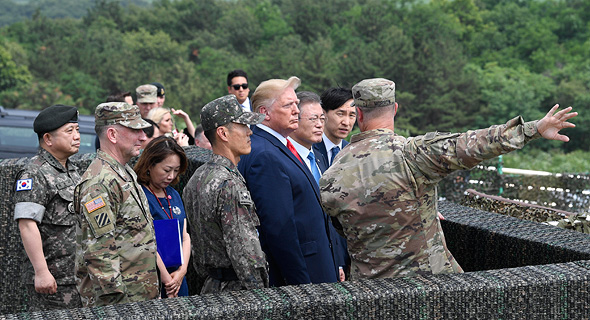 נשיא ארה"ב דונלד טראמפ עם שליט צפון קוריאה קים ג'ונג און וחיילים באזור המפורז, צילום: איי פי