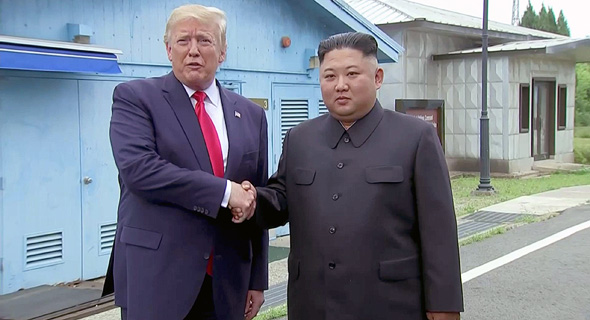 נשיא ארה"ב דונלד טראמפ עם שליט צפון קוריאה קים ג