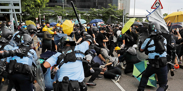 הפגנות אלימות בהונג קונג: קבוצה של מפגינים הצליחה לחדור לבניין הפרלמנט