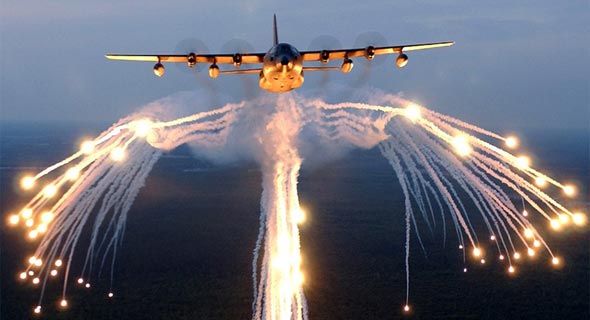 מטוס הרקולס מפזר נורים, צילום: USAF