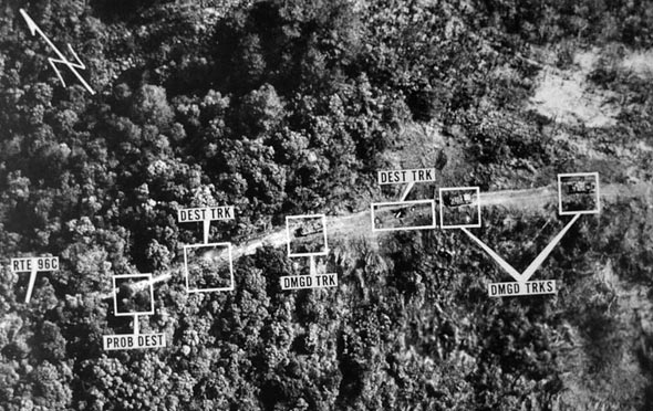 תצלום אוויר מפוענח של שיירת וייטקונג שחוסלה בידי מטוס ספקטר