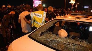 רכב עם שמשה שבורה, צילום: ynet