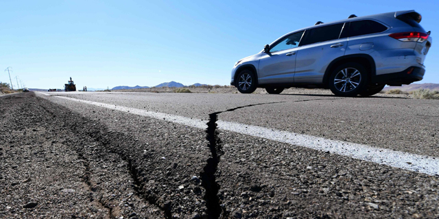 נזק לכבישים בעקבות רעש האדמה, צילום: AFP