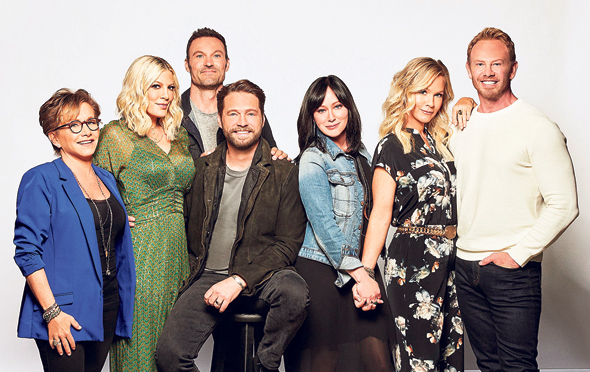 כוכבי “בוורלי הילס 90210” לקראת עליית הסדרה מחדש בחודש הבא. יכולים לצחוק על עצמם כחולי פרסום וכמי שנתלים בתהילת העבר, תוך שהם קורצים לקהל שהם לא באמת כאלה