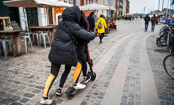 רוכבים שיכורים על קורקינטים בקופנהגן