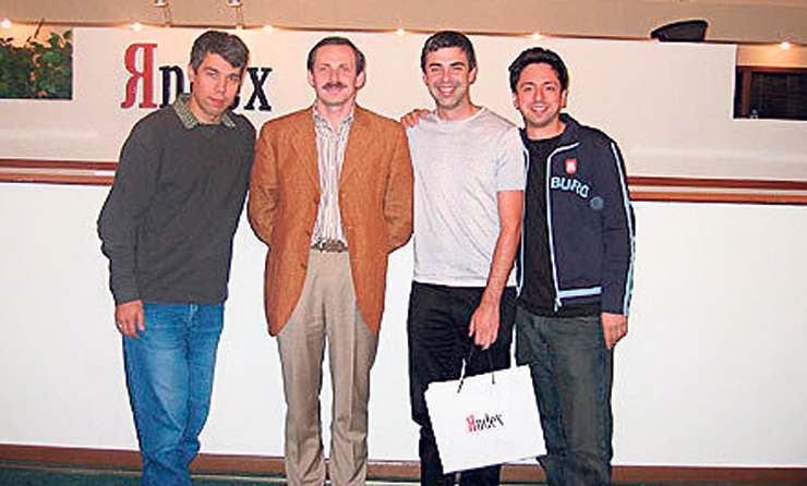 וולוז' וסגלוביץ' עם מייסדי גוגל ברין ופייג'. "את מנוע החיפוש שלנו השקנו לפניהם"