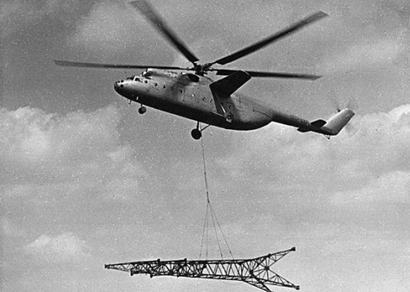 מסוק Mi6 נושא עמוד חשמל, במסגרת פריסת תשתיות בצפון בריה"מ