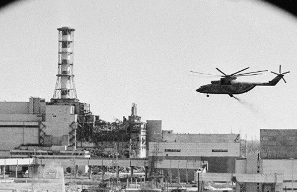 מסוק Mi26 בדרכו להריסות הכור, צילום: Sputnik