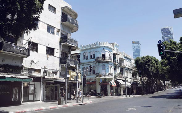 רחוב אלנבי בתל אביב. הדרישות כוללות למשל סילוק גגונים מאולתרים ופירוק סגירות של מרפסות