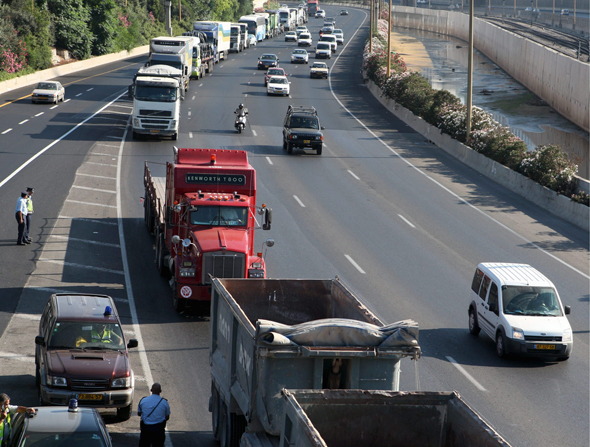 משאיות על הכביש. מחוייבות לבדיקת חורף, צילום: אוראל כהן