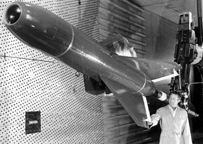פצצה מונחית טלוויזיה מדגם AGM62, לפני ניסוי בשנות השישים, צילום: FAS