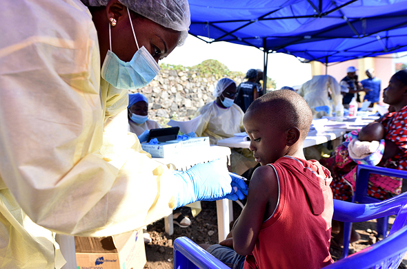 ילדה מקבלת חיסון נגד אבולה בקונגו