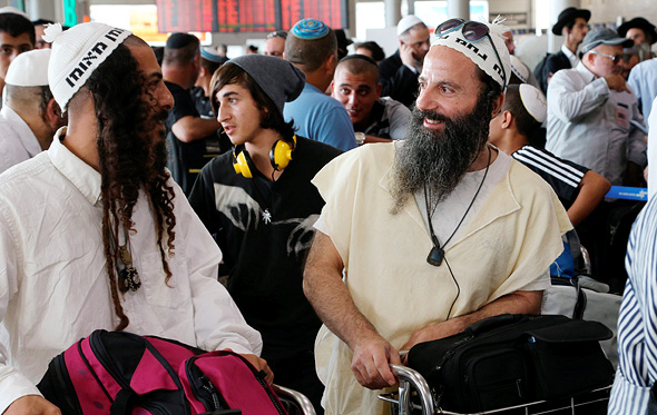 חסידי ברסלב בנמל התעופה בן גוריון לקראת טיסה לאומן, צילום: צביקה טישלר