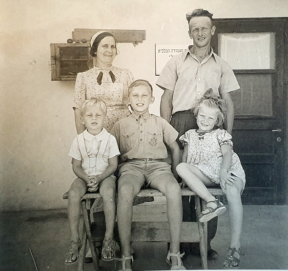 1939. אברהם ושושנה עברי עם ילדיהם מנשה (9), רחל (7) ודוד (5) במרפסת ביתם בגדרה