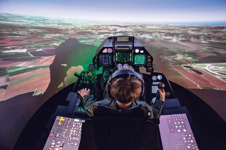 לוחמה אווירית | הטייסת: ילדים בני 12 ויותר לומדים על סימולטורים של מטוסי F16 כיצד לשלוט במטוס ומתנסים בקרבות אוויר ויירוט מטוסי אויב
