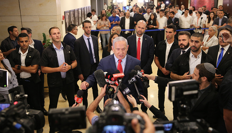 ראש הממשלה, בנימין נתניהו, מכנס מסיבת עיתונאים מיד לאחר ההצבעה על פיזור הכנסת. מקורביו גייסו חוות דעת מרוזנבוים, בניסיון לבטל את המהלך