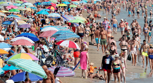 גל חום באירופה. חוף הים בולנסיה, ספרד , צילום: EPA