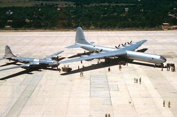 מימין: B36 ו-B29, המטוס שהפיל פצצות אטום על יפן והיה הגדול מסוגו כשהושק