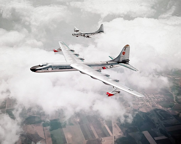 מטוס ה-NB36N ואחד ממטוסי הליווי שלו, צילום: USAF 