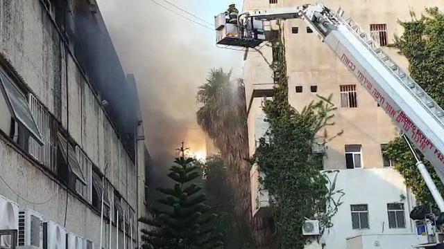 השריפה במתחם המדעטק בחיפה, צילום: דוברות כבאות והצלה מחוז חוף