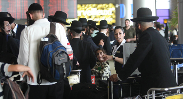 חרדים בנמל התעופה בן גוריון לקראת טיסה לאומן, צילום: עמית מגל