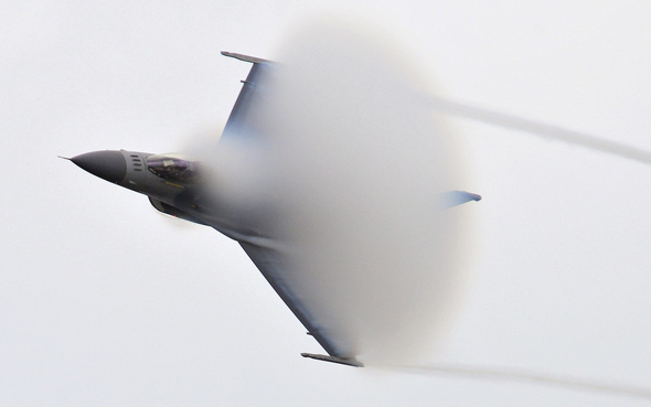 בדרך לבום. מטוס F16 בתרגיל של חיל האוויר האמריקאי, צילום: USAF