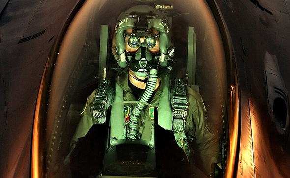 מערכת ראיית לילה לטייס, בקוקפיט F16 אמריקאי, צילום: USAF