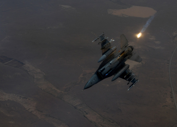 F16 מתהפך לצלילה, צילום: USAF