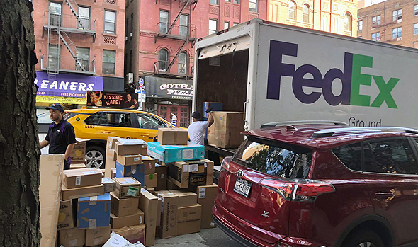 משאית פדקס פורקת חבילות בניו יורק. המעבר למסחר המקוון פגע אנושות ברשתות הקמעוניות 