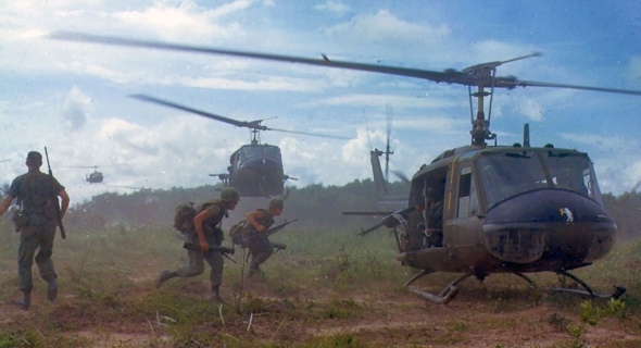 חיילים אמריקאים רצים למסוקי UH1 במלחמת וייטנאפ, צילום: Wikimedia