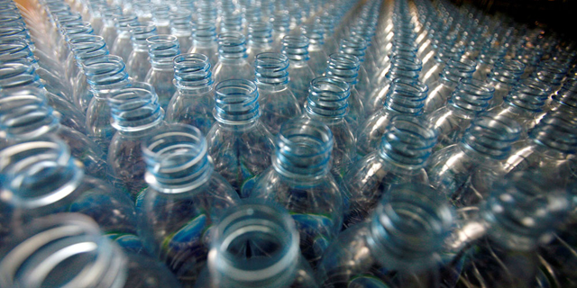הטסים מסן פרנסיסקו יפסיקו לשתות מים בבקבוקי פלסטיק