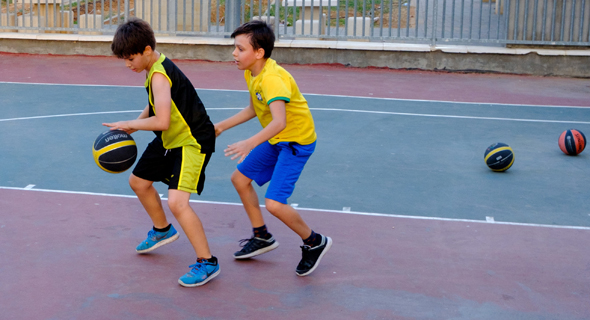 ילדים משחקים כדורסל