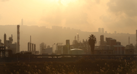 Air pollution in the Haifa Bay. Photo: Elad Gershgoren