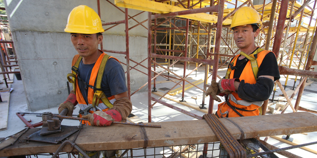 הממשלה אישרה הארכת אשרת השהייה של 1,700 עובדי בניין סינים 