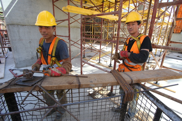 פועלי בניין סינים.  רק ב-10% מאתרי הבנייה בישראל יש עובדים זרים 