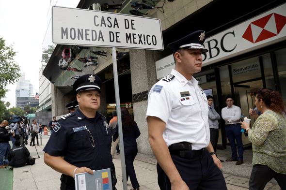 חוקרי משטרת מקסיקו סיטי בכניסה למטבעה שנשדדה