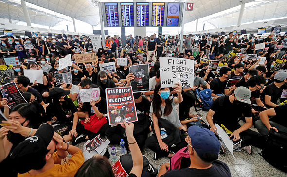 המפגינים בנמל התעופה, צילום: רויטרס
