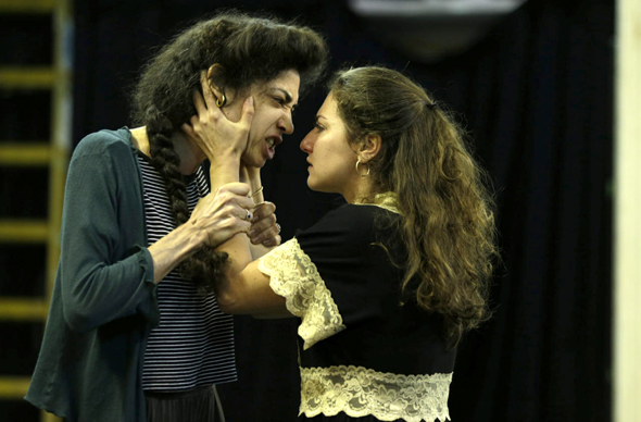 ההצגה אנטיגונה תיאטרון החאן: אור לומברוזו בתפקיד אנטיגונה (משמאל) עם סוזנה פפיאן, צילום: עמית שעל