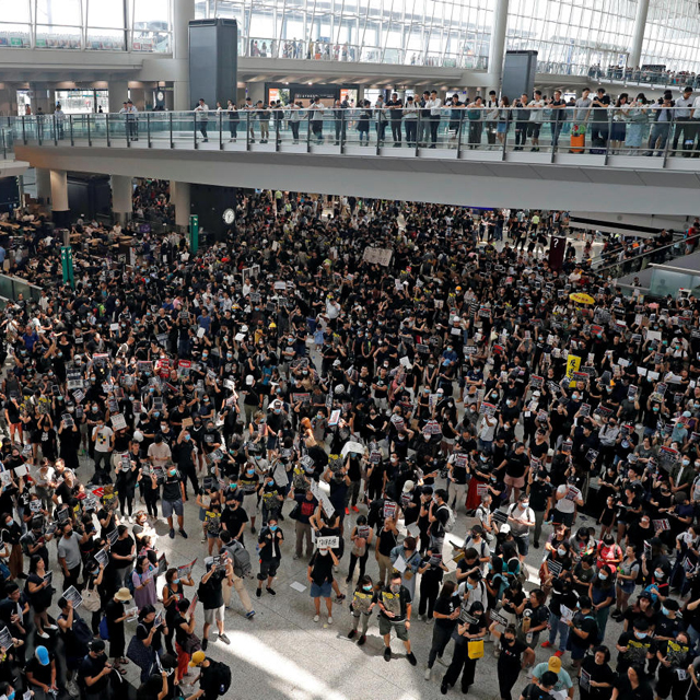 מוסף שבועי 8 .15.19 הונג קונג המוחים עומדים ב נמל התעופה, צילום: רויטרס