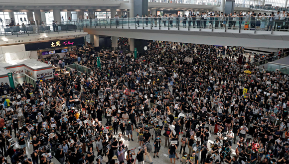 הונג קונג. מפגינים בנמל התעופה, צילום: רויטרס