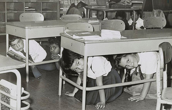 ילדים מסתתרים תחת שולחנות, במסגרת תרגיל כוננות בית ספרי