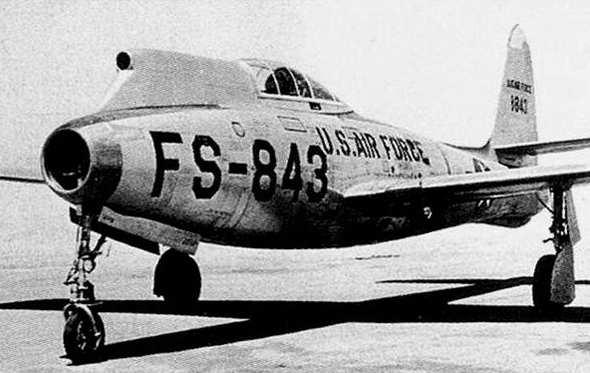 F84 עם פריסקופ. הטייסים דיווחו שזה קצת מוזר, אבל עובד, צילום: USAF
