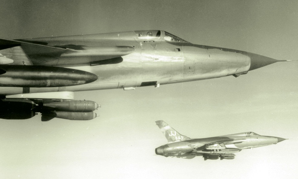 מטוסי F105 בדרכם למטרות, במלחמת וייטנאם, צילום: USAF