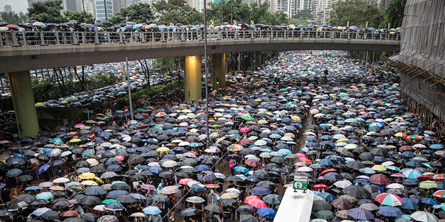 שבוע 11 של הפגנות: 100 אלף איש הציפו את רחובות הונג קונג