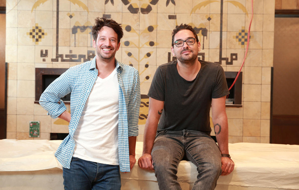 אסף ליס (מימין) ואלון פרידמן ב"מגרב". ליס: "מנסים ליצור חוויה שתאפשר לנו להיות קרובים ללקוח"