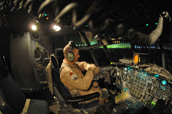 מכונאי אמריקאי בקוקפיט של הרקולס, צילום: USAF
