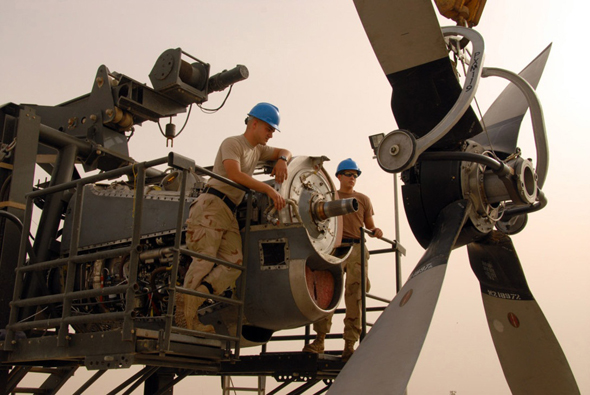 טכנאים עובדים על מנוע הרקולס, צילום: USAF