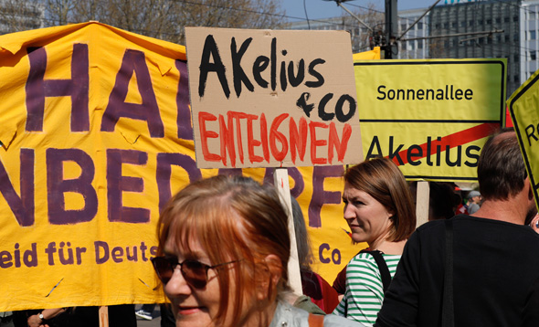 הפגנה בברלין נגד גובה שכר הדירה. הקנס המקסימלי על מפירים יכול להגיע ל-500 אלף אירו 